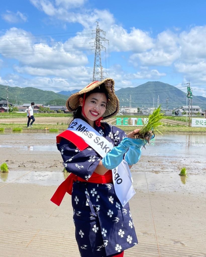 登紀子の田んぼ」にて行われた山田錦の田植えイベントに、2022 Miss SAKE 兵庫 清洲理子が参加