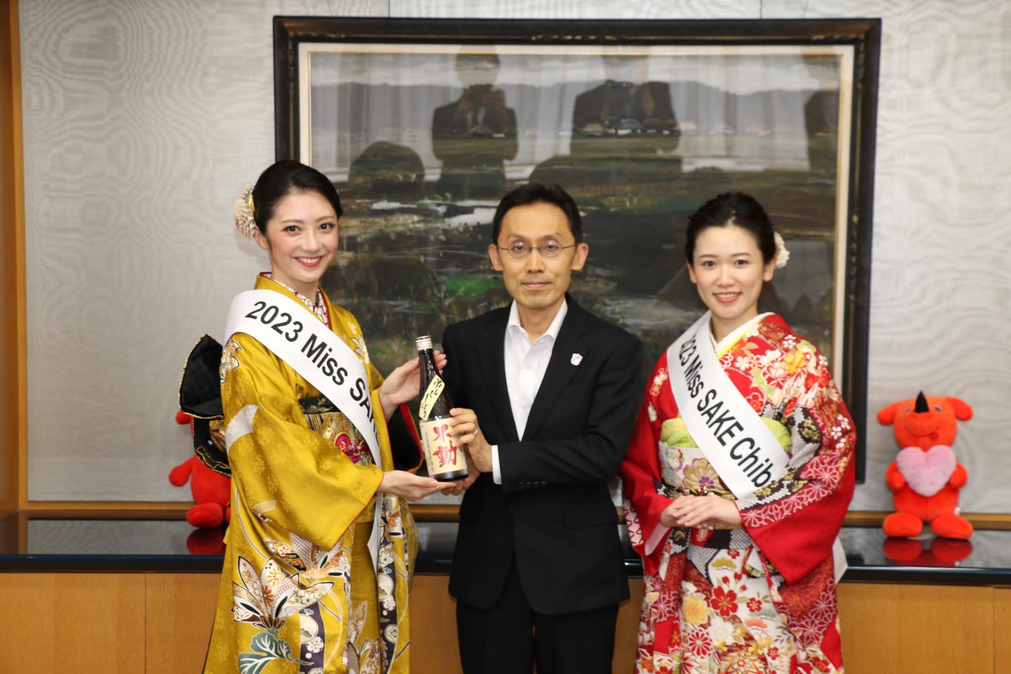 千葉県副知事 黒野嘉之様を2023 Miss SAKE 準グランプリ 齋藤ひかりが